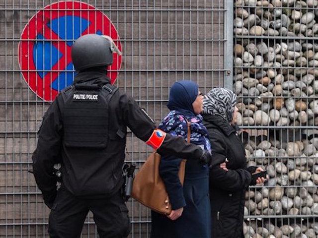2 blasts, 1 detained in Brussels police raids