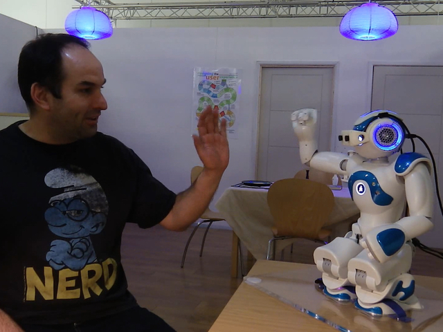 Robots talk with hands, are more understandable