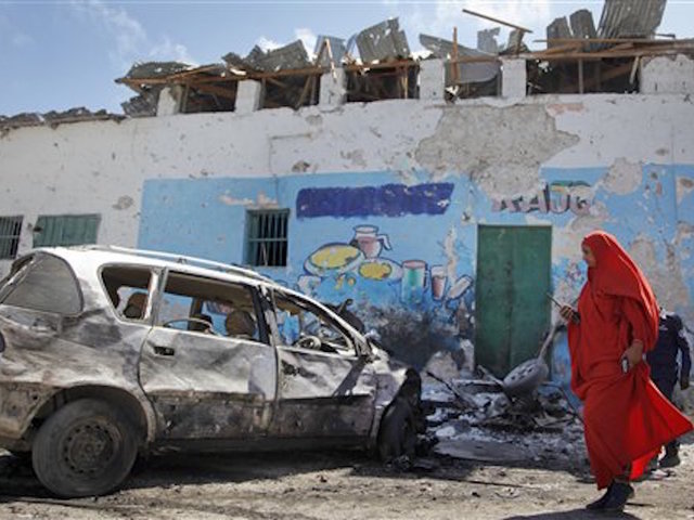 Car bomb kills 2 in Somalia