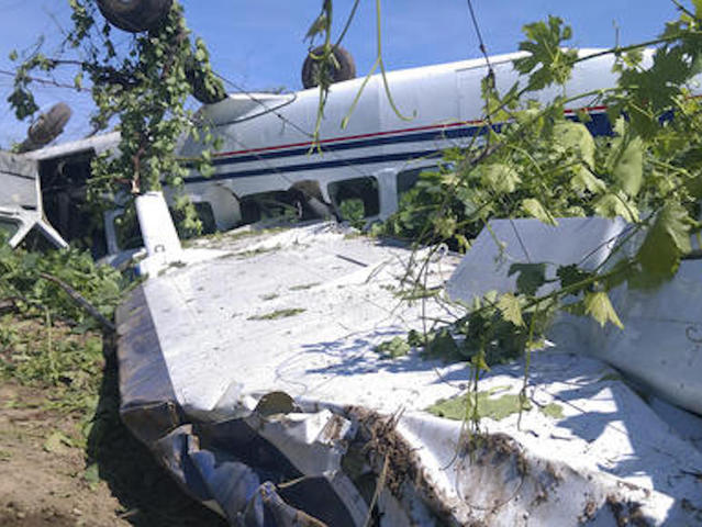 17 skydivers survive plane crash in Calif.