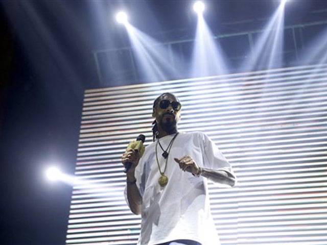 Snoop Dogg to host game to help Flint