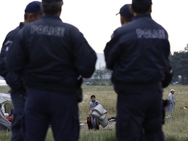 Greek police evacuate Idomeni refugee camp