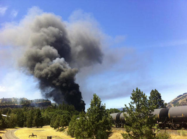 Oregon train derailment spills oil, sparks fire