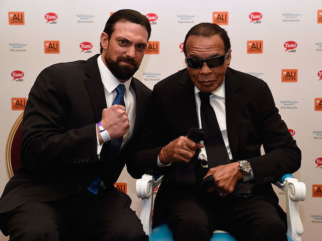 Ali surrounded by family at his passing