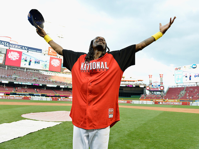 Snoop Dogg throws wild first pitch at San Diego Padres game