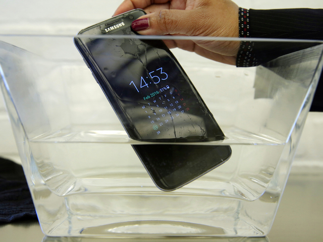 Samsung Galaxy S7 model isn't actually water resistant, report says