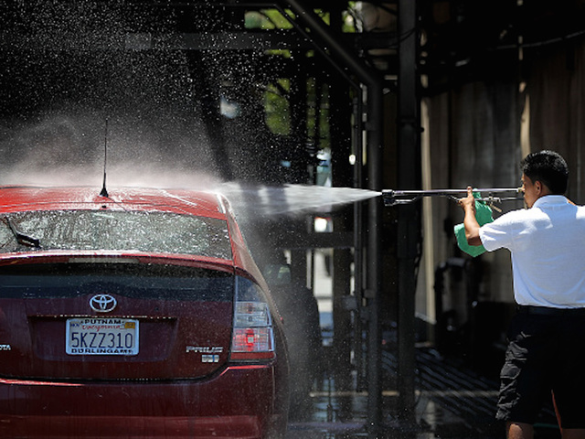 Man fends off armed carjackers with pressure washer