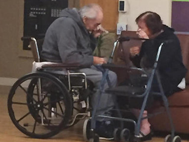 Photo of separated elderly couple gets attention