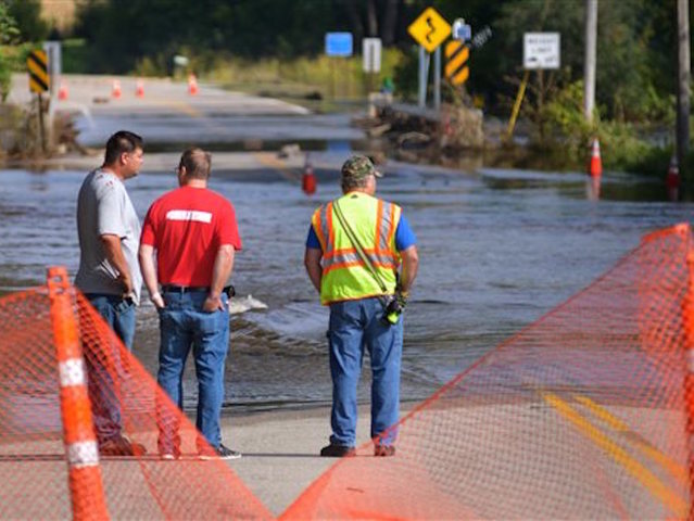 Residents evacuate Cedar Rapids homes ahead of flooding