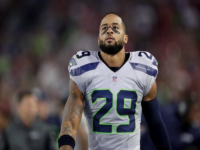 Seahawks' Earl Thomas flagged for hugging referee after touchdown