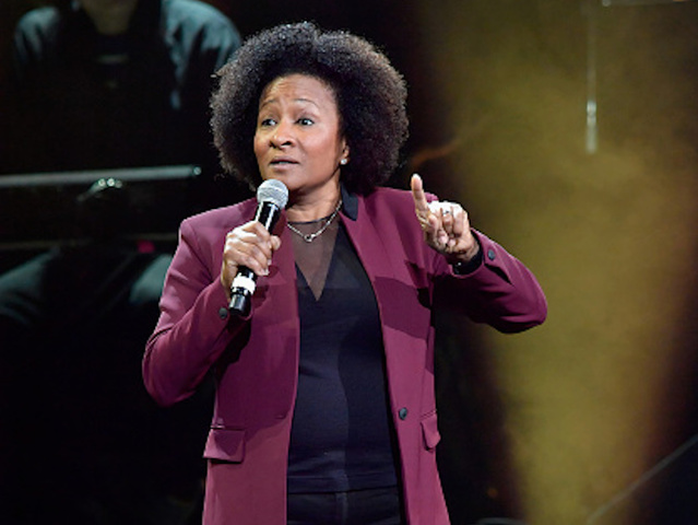 Comedian Wanda Sykes flips off booing crowd after calling Trump a 'racist'