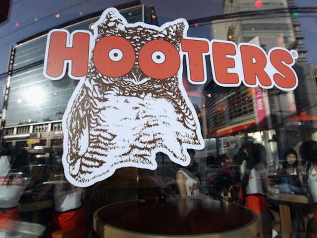 Hooters to open fast casual restaurant — with male and female servers