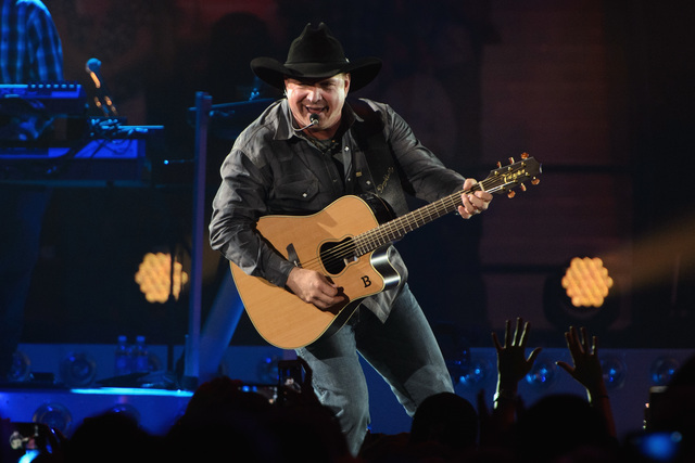 Garth Brooks offers to pay for honeymoon after couple gets engaged at concert