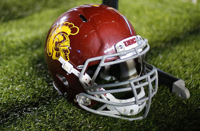 College football: Blind center makes debut for USC