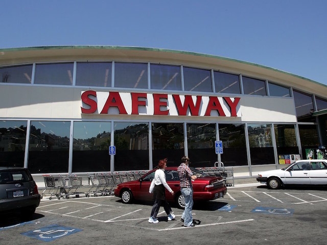 Woman says supermarket called police on her while she was helping a homeless man